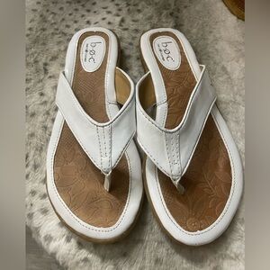 b.o.c.‎ Women's White and Tan Sandals